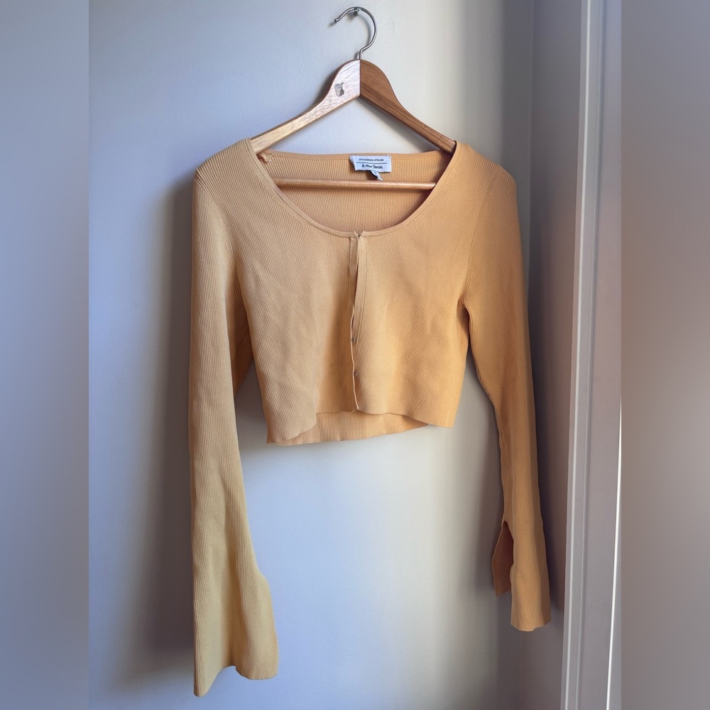Sunny yellow cropped long sleeve with clasps.